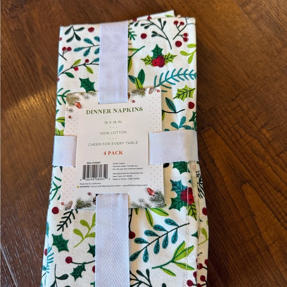 Holly Berry Classy Print Holiday Christmas Cloth Dinner Napkins NEW - Picture 2 of 3